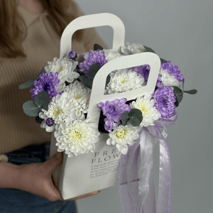 Коробка с цветами «Стильная сумочка хризантемы и эвкалипта»