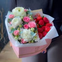 Подарочный набор «Композиция из роз и клубники «От всего сердца»»