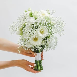 Букет невесты из гербер и гипсофил