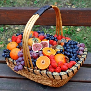 Фруктовая корзина с клубникой, инжиром