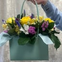 Коробка с цветами «Сумочка счастья» из роз и альстромерий