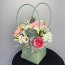 Коробка с цветами «Авторский букет 180- Свежесть» из гвоздик и роз