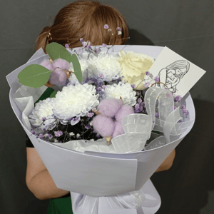 Букет нежно-сиреневый в переноске из роз и хризантем