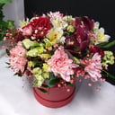 Шляпная коробка с цветами «Цветочная композиция» из роз и гипсофил