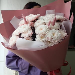 Букет «Скрытые чувства» из хризантем