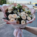 Букет кустовых роз "Амалия" из альстромерий