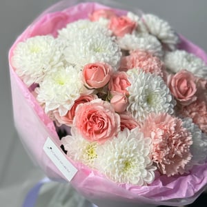 Букет «Яб купил» из гвоздик и роз