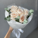 Букет ароматных роз с эвкалиптом