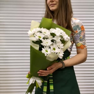 Букет «Комплимент "Ромашки"» из хризантем