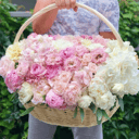 Авторский букет в корзине XL из роз и эустом