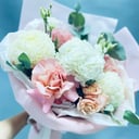 Букет Клубника со сливками из роз и гортензий