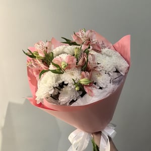 Нежный букет из хризантем и альстромерий
