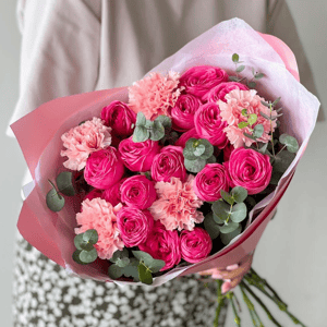 Яркий букет из пионовидных роз и гвоздик