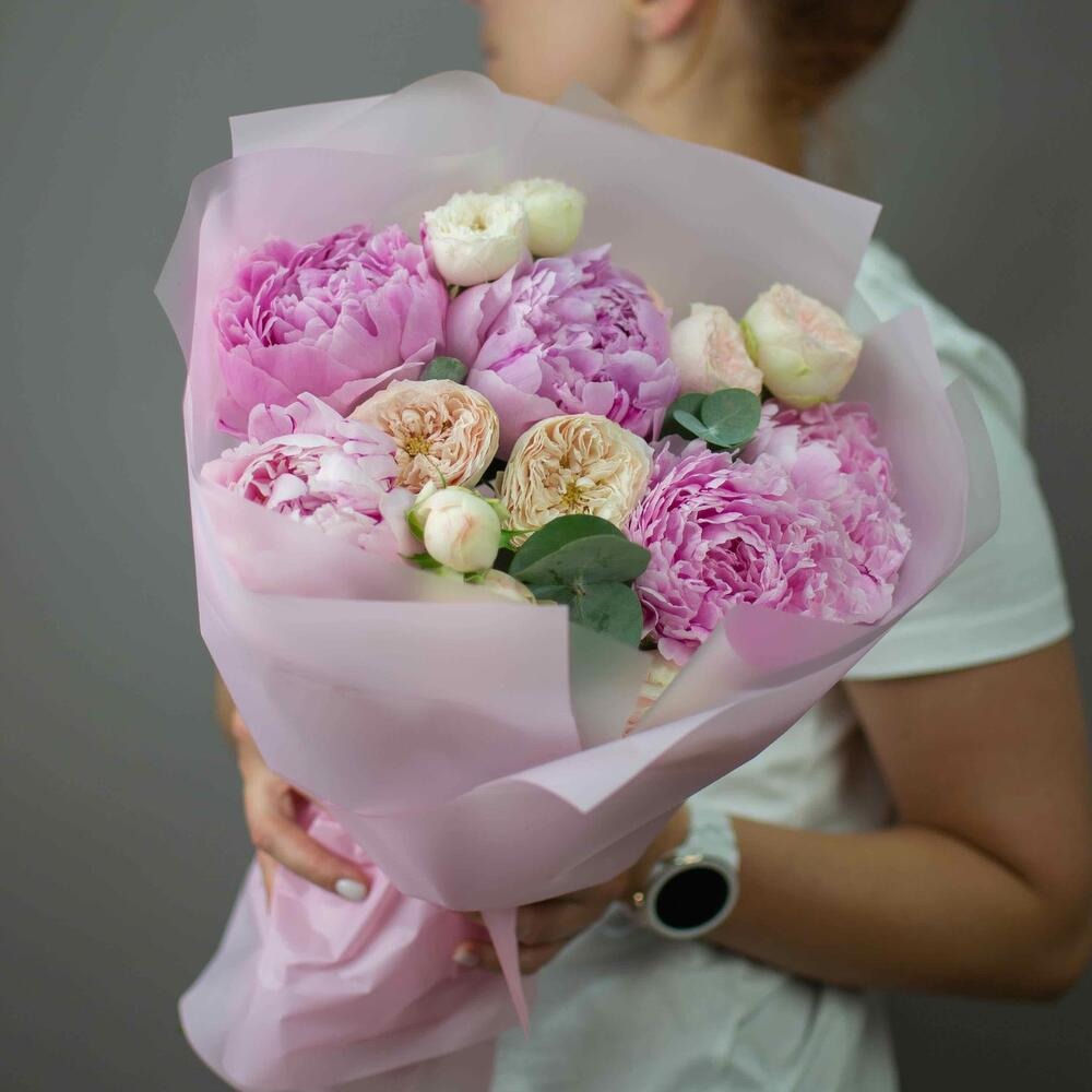 Букет пионы и кустовая роза