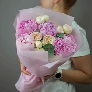 Букет пионы и кустовая роза