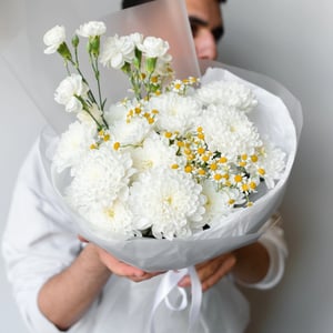 Авторский букет из белых хризантем