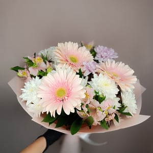 Букет «Розовый флер с герберами» из хризантем и альстромерий