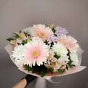 Букет «Розовый флер с герберами» из хризантем и альстромерий