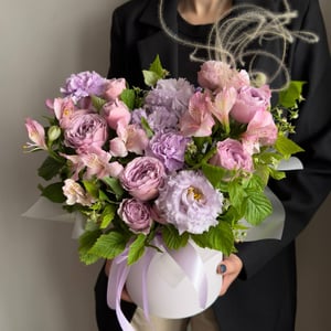 Шляпная коробка с цветами «Лавандовая композиция: розы и эустома»