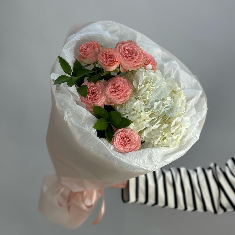 Букет гортензия и кустовая роза