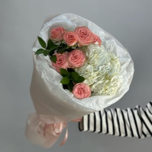 Букет гортензия и кустовая роза