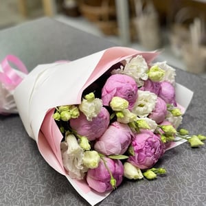 Букет «Пионы с эустомой (розовые)»