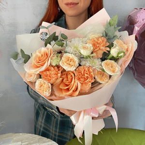 Букет «Достойна любви» из гвоздик и роз