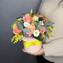 Композиция Роз и Эустом в шляпной коробк