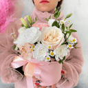 Шляпная коробка с цветами «Ангел» из роз и хризантем