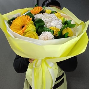 Букет «Солнечный луч» из роз и гвоздик