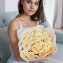 Букет из 15 белых роз в упаковке