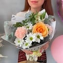 Букет «Голубка» из гвоздик и роз