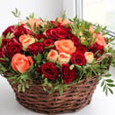 Яркая корзина с цветами из роз