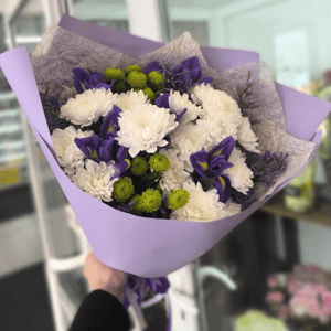 Букет с ирисами и хризантемой