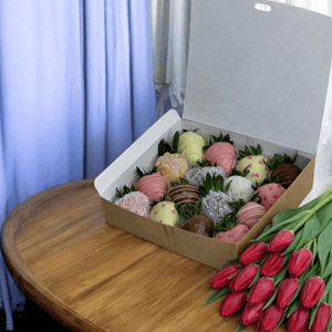 Комбо: 16 клубник и тюльпаны