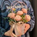 Коробка с цветами «Композиция с кустовой розой в сумочке»