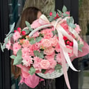 Композиция из цветов в корзине из хризантем и роз