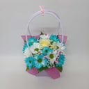 Коробка с цветами «Сумочка с цветами Комплимент 7» из хризантем и гипсофил