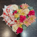 Композиция «Сердце с рафаэлло» из роз и гвоздик