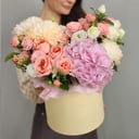 Шляпная коробка с цветами «Коробка с цветами» из роз и хризантем