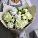 Букет «Белый танец» из роз и гвоздик