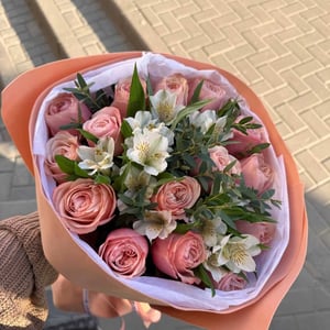 Букет «весеннее дыхание» из роз и альстромерий