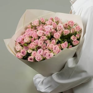 Букет из нежных кустовых роз