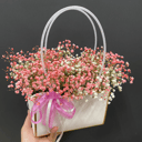 Композиция из гипсофилы в сумочке