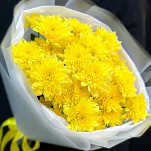 Букет из желтой кустовой хризантемы