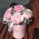 7 розовых пионов в шляпной коробке