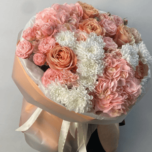 Капучино в букете из роз и хризантем