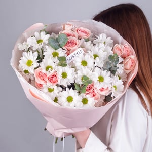 Букет с кустовой хризантемой и розой