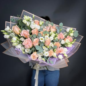 Авторский букет 19 из роз и эустом