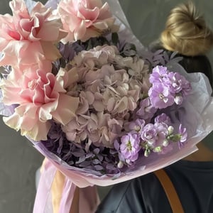 Букет с французскими розами и гортензией